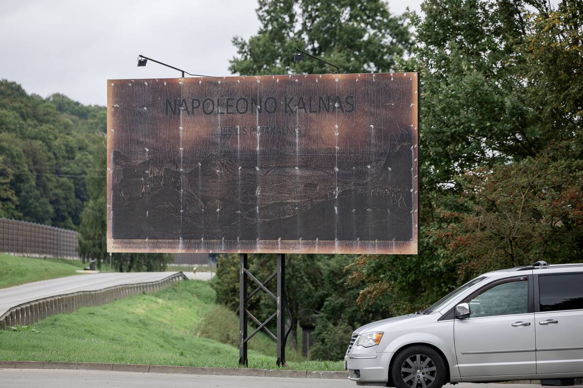 Nubluko: Jiesios piliakalnio, arba Napoleono kalno, papėdėje esantis stendas anksčiau informuodavo apie šios vietos išskirtinumą, tačiau dabar tik darko kraštovaizdį.