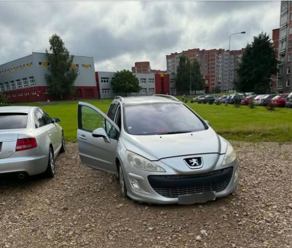 Pastebėjo: stovėjimo aikštelėje klaipėdiečiai rado du be priežiūros paliktus automobilius pravertomis durelėmis.