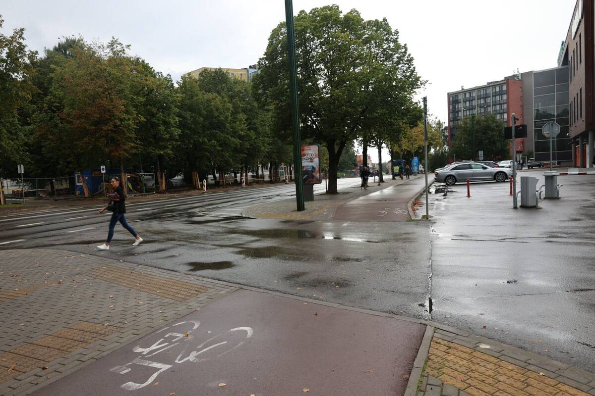 Taisyklės: pareigūnai patvirtino, kad sukdamas į šią aikštelę automobilis turi praleisti taku važiuojantį dviratininką.