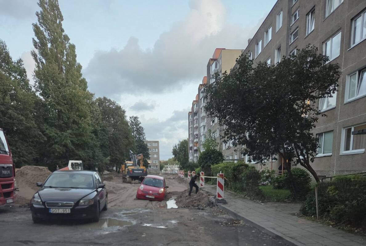 Pasistatė: Debreceno gatvės gyventojai stengiasi automobiliais nevažiuoti į darbininkų tvarkomus kiemus, tačiau kai kas surizikavo ir įklimpo.