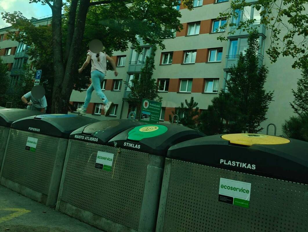 Pavojinga: požeminiai konteineriai kai kuriems vaikams tapo nauja erdve žaidimams.