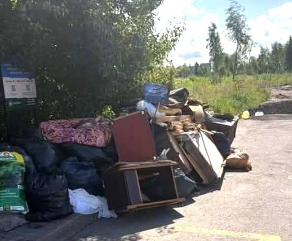 Užvertė: Liubeko gatvėje užfiksuotas atliekų kalnas – prie konteinerių gyventojai palieka baldus, čiužinius ir perpildytus šiukšlių maišus.