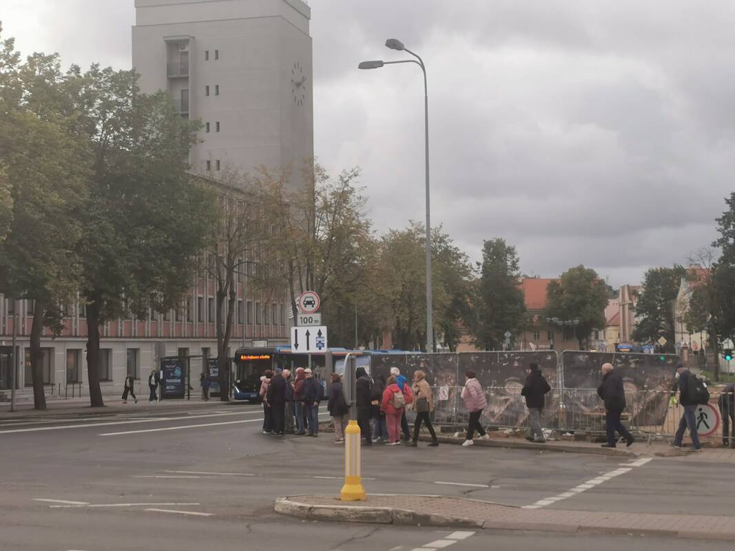Nesaugu: kai kurie pėstieji vis dar kerta gatvę šioje vietoje, nors tai daryti draudžiama. Tai akivaizdu ir Herkaus Manto bei Naujojo Sodo g. sankryžoje.