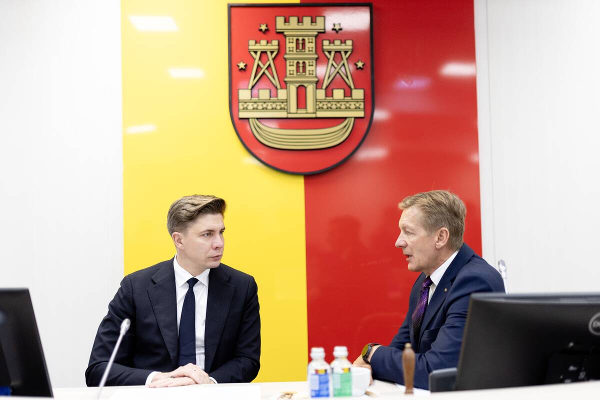 Pažadai: M. Sinkevičius (kairėje) pažadėjo uostamiesčio merui A. Vaitkui išjudinti įsisenėjusį istorinio miesto pašto sutvarkymo klausimą.