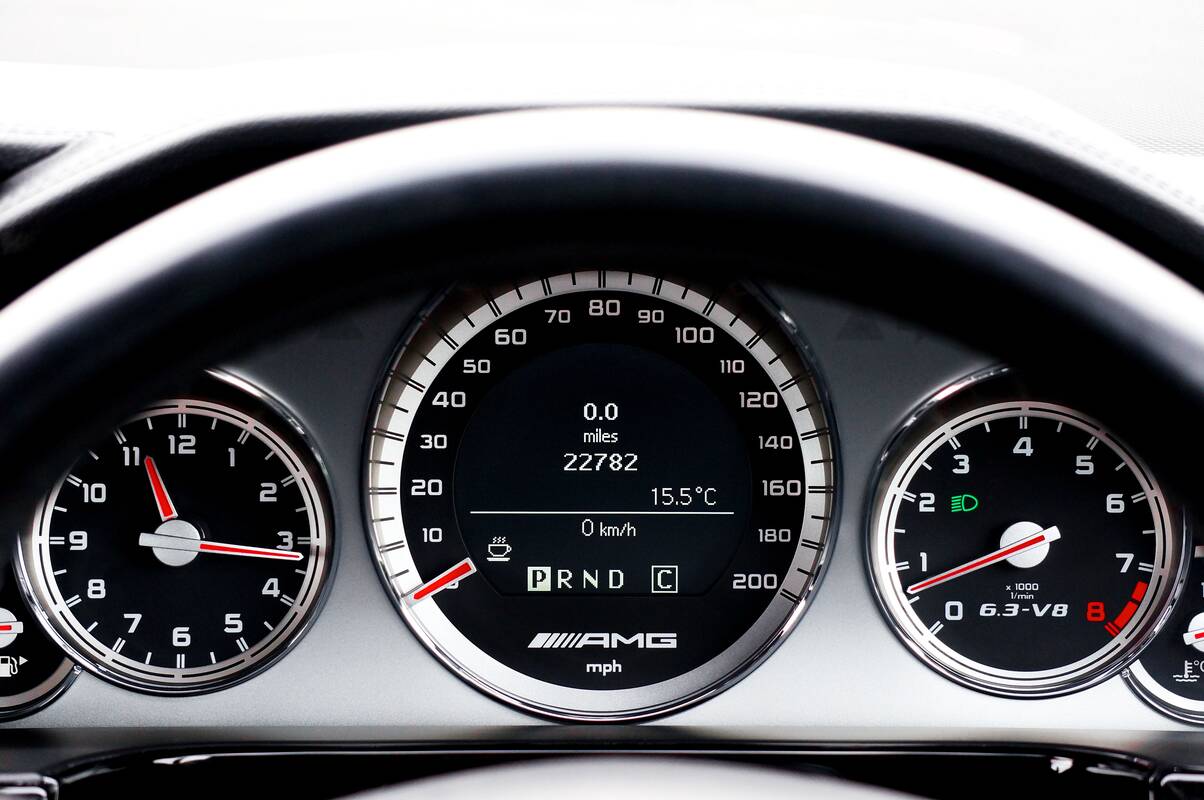 Manipuliacija: automobilių serviso skelbime įprastas prietaisų skydelio įspėjimas pateikiamas kaip ženklas, kad moters buvimo vietą seka jos vyras.