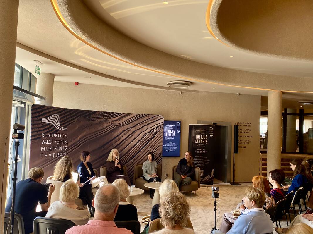 Dialogas: spaudos konferencija virto atvira diskusija su teatro gerbėjais– kalbėta apie kūrybos proce sus, spektaklių idėjas ir jų kelią į sceną.
