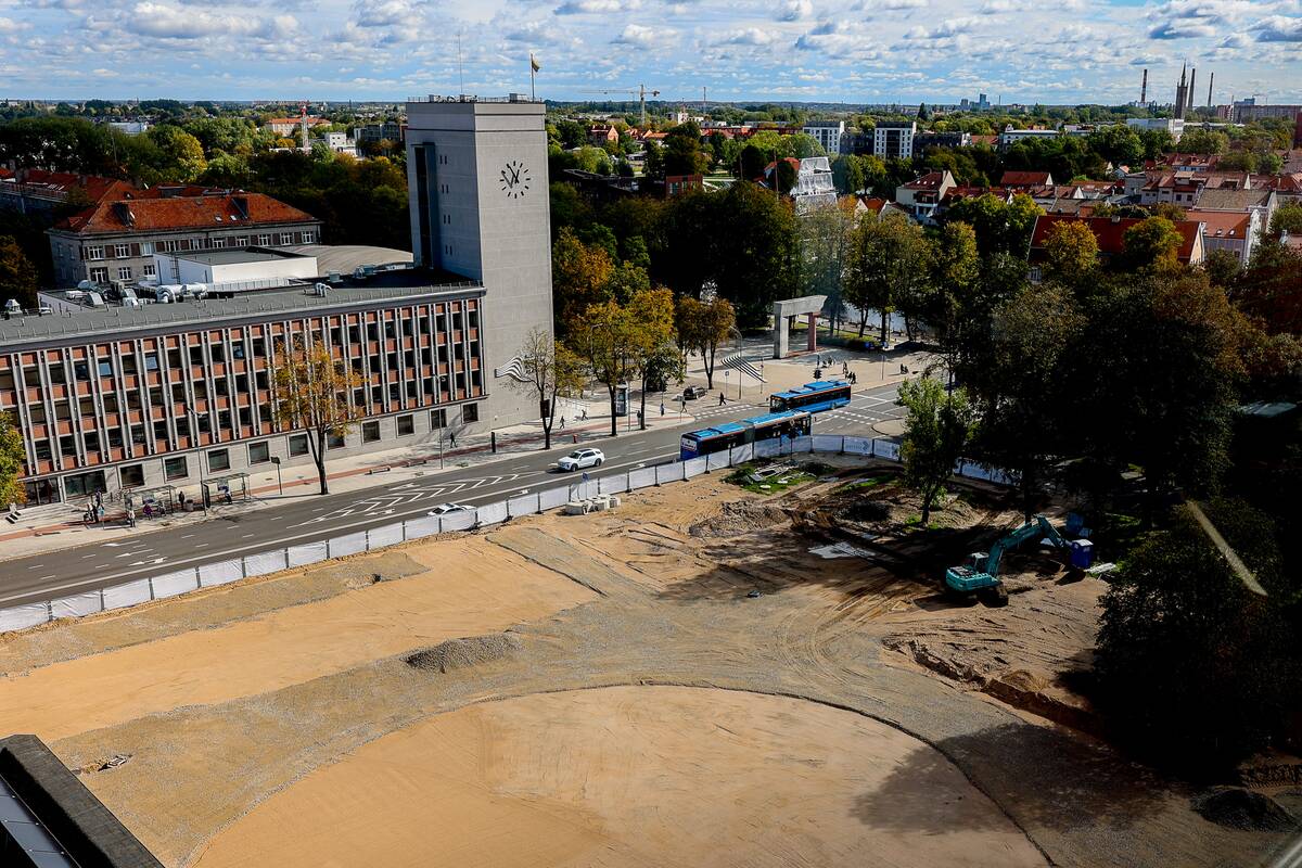 Keičiasi: šiuo metu Atgimimo aikštėje darbai vyksta tam tikrais etapais.