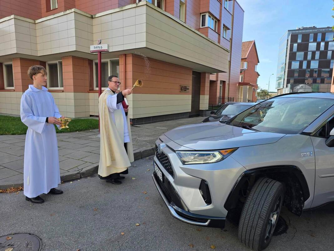 Akcentas: kunigas A. Vaitkevičius malda bei šventintu vandeniu laimino ir vairuotojus, ir jų transporto priemones.