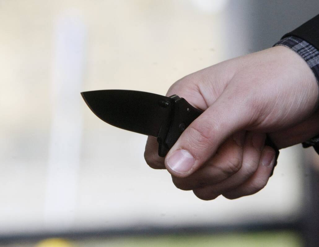 Įtartina: klaipėdietės teigimu, nepažįstamas vyras rankoje laikė peilį ir triukšmavo.