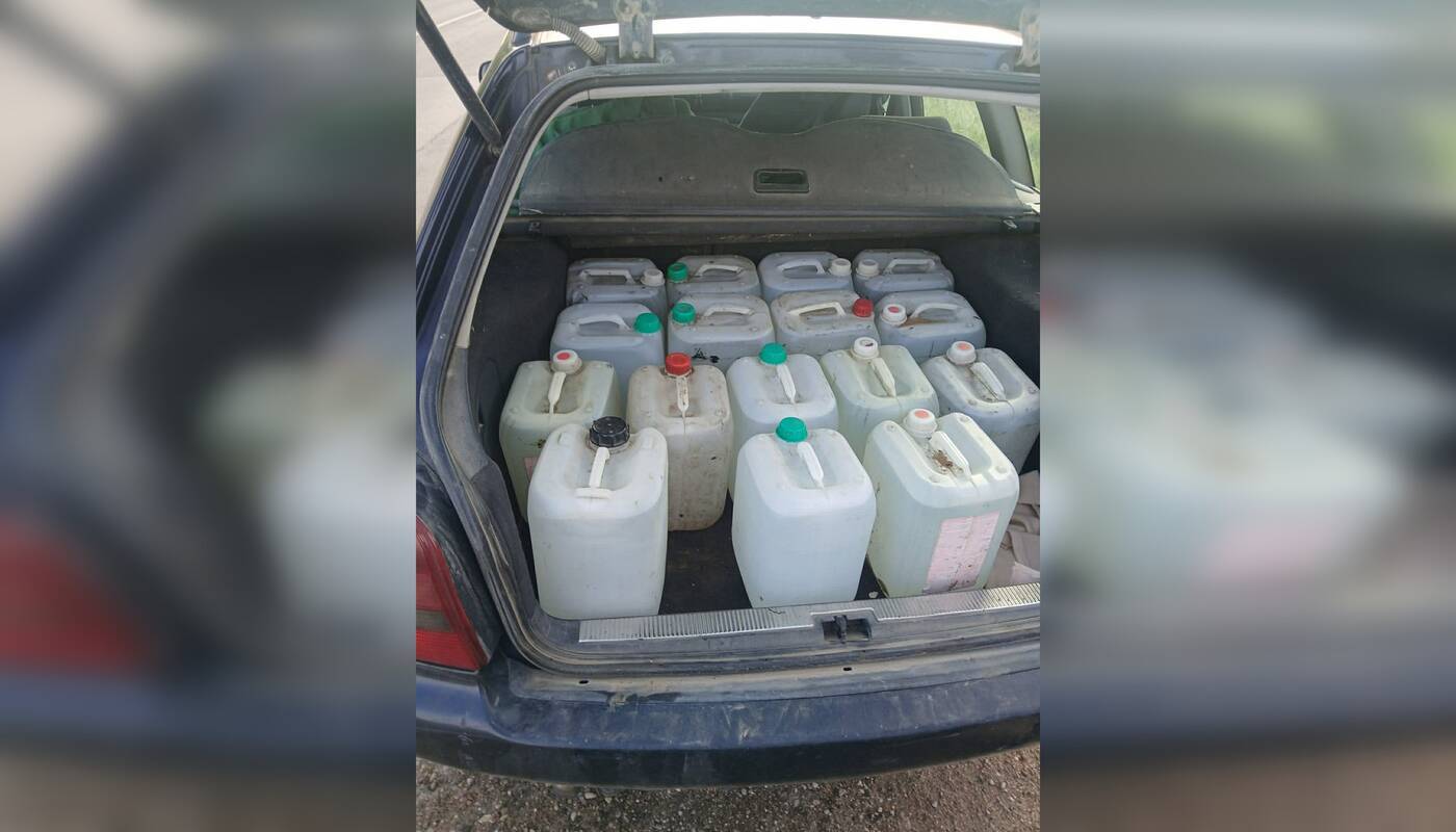 
<span>Automobilyje rastose talpose – naminės degtinės kvapas: policija pradėjo tyrimą</span>

