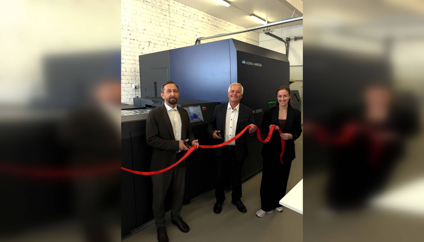 Naujas spaudos etapas oficialiai atidarytas – startuoja „AccurioJet 30000“. Nuotraukoje: S. Jokužio leidyklos-spaustuvės operacijų vadovas D. Undžys, „Konica Minolta Baltia“ spausdinimo sistemų pardavimų vadovas Raimundas Klyvis ir spausdinimo sistemų pro