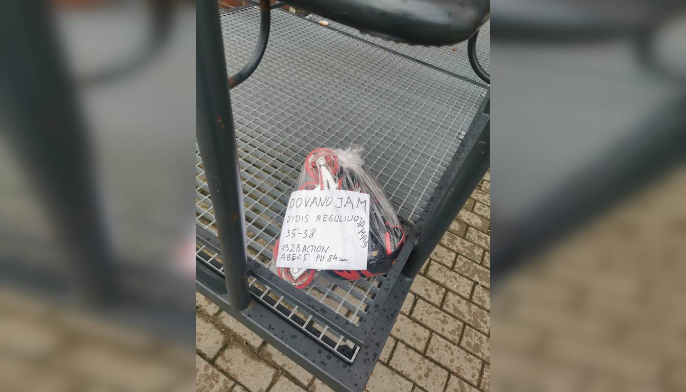 Iniciatyva: prie daugiabučio laiptinės buvo palikti riedučiai su lapeliu, kuriame nurodyta, kad jie dovanojami.