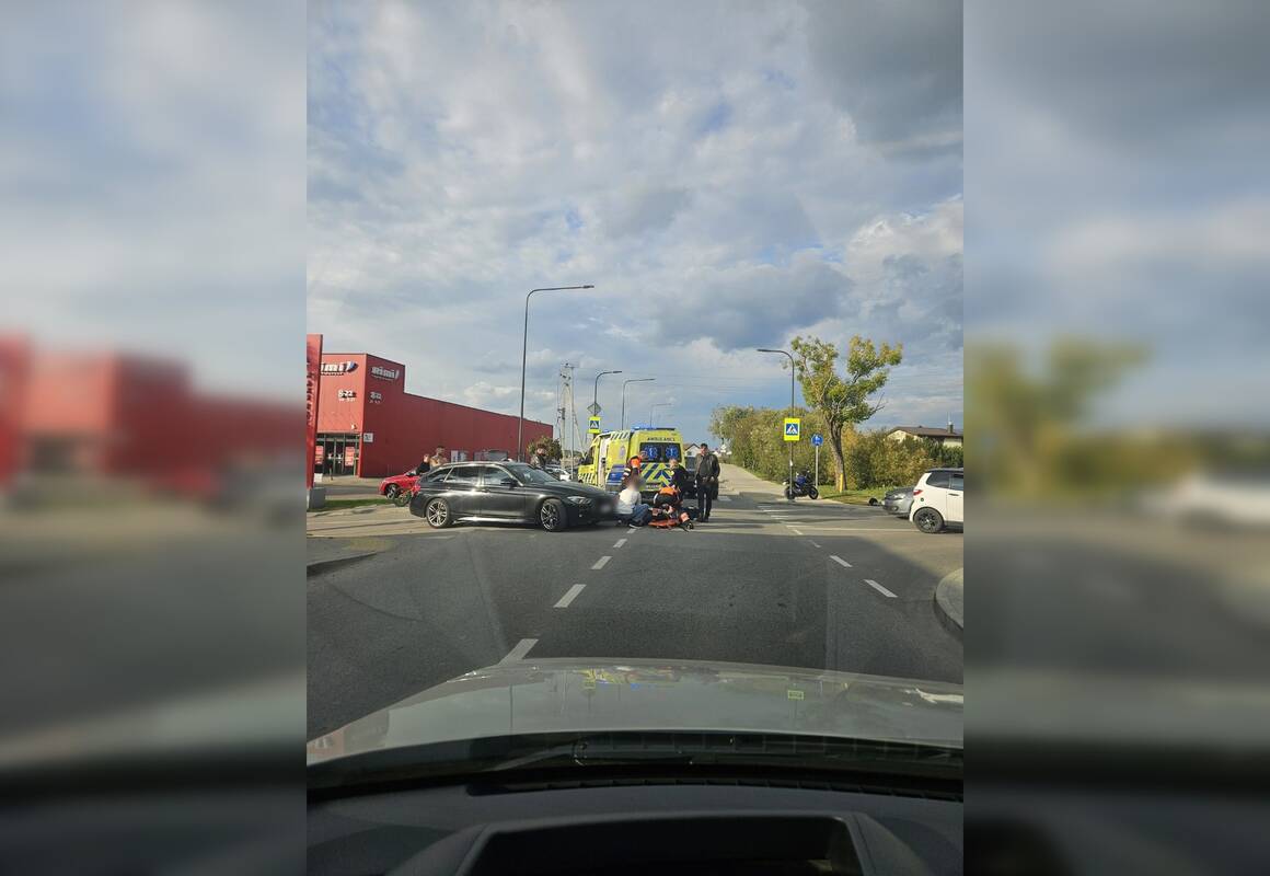 
<span>Romainiuose – BMW ir motociklo avarija: motociklininkė perduota į medikų rankas</span>
