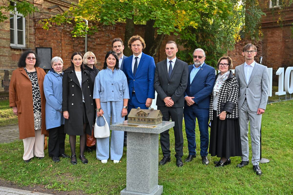 
<span>Panevėžyje atidengta skulptūra įamžinanti notarus Joną ir Algirdą Moigius</span>

