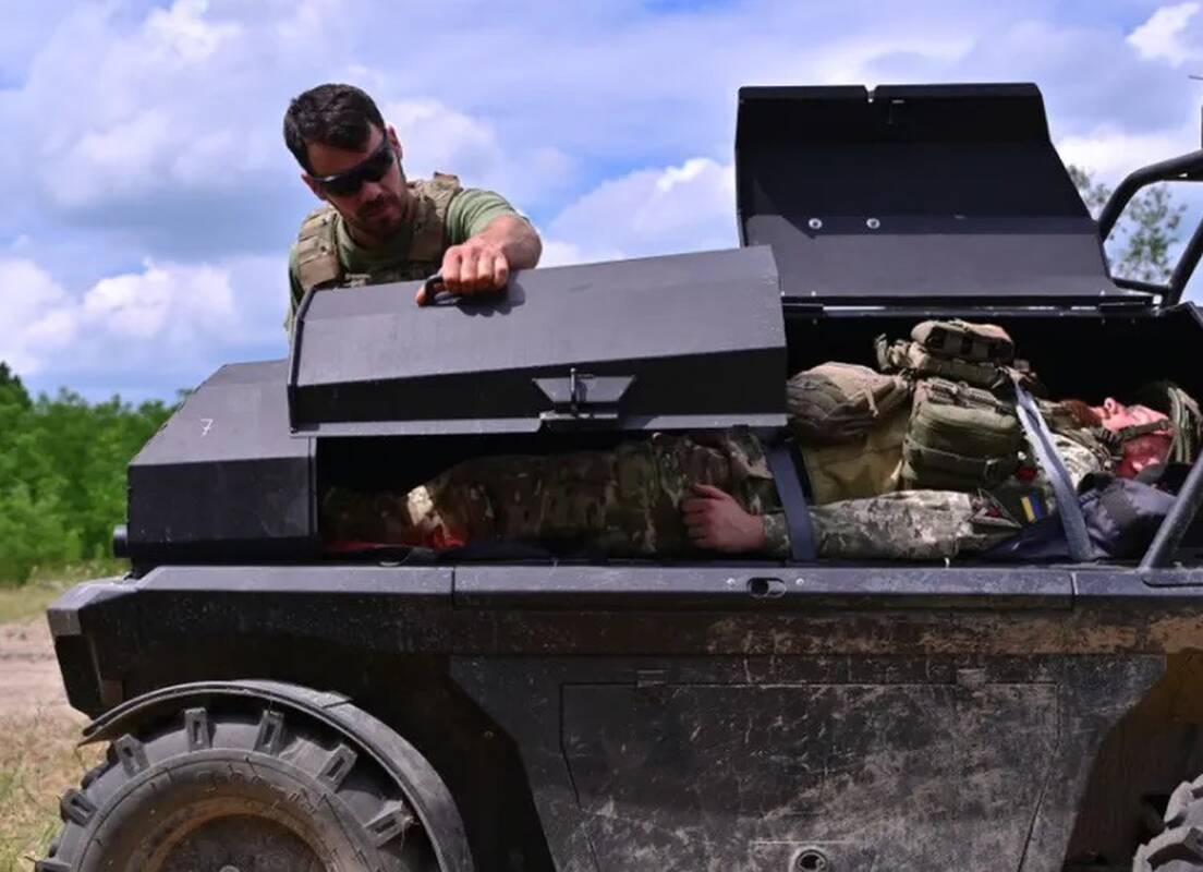 
<span>„The Atlantic“: šarvuoti sarkofagai ant ratų gelbsti Ukrainos karius</span>

