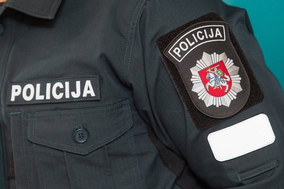 
<span>Padėdamas gesinti gaisrą nukentėjo policininkas</span>
