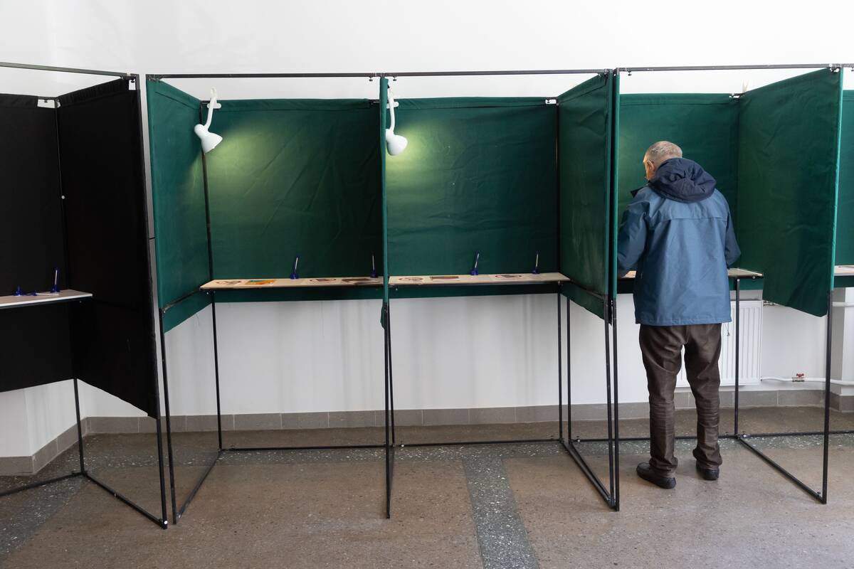 
<span>Kartu su savivaldos rinkimais siūloma surengti privalomąjį referendumą dėl Konstitucijos pataisų</span>
