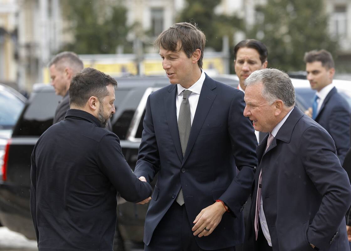 
<span>Per pirmąjį vizitą Kyjive JAV pasiuntiniai surengė derybas su Volodymyru Zelenskiu</span>
