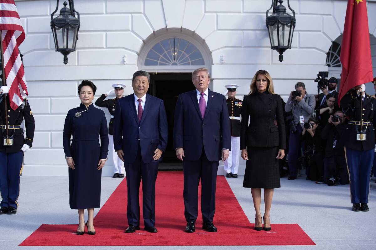 
<span>Trumpas Baltuosiuose rūmuose iškilmingai priėmė Xi</span>
