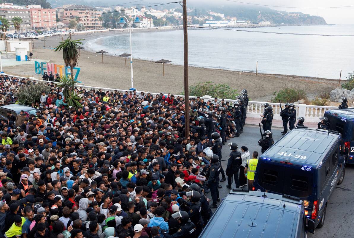 
<span>Ispanijos anklave Seutoje policija migrantus perkelia iš paplūdimių</span>
