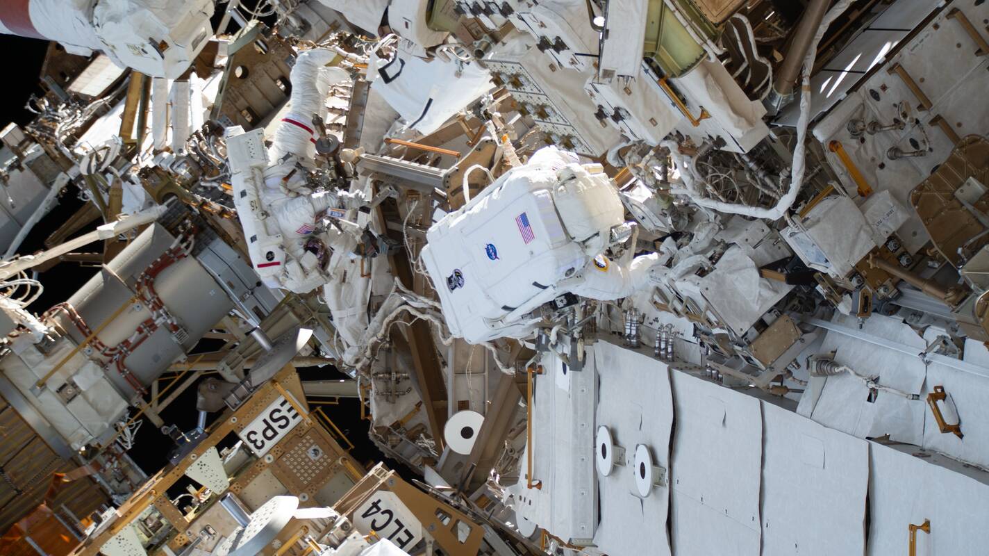 
<span>Astronautės paėmė mikrobiologinius mėginius nuo TKS išorės</span>
