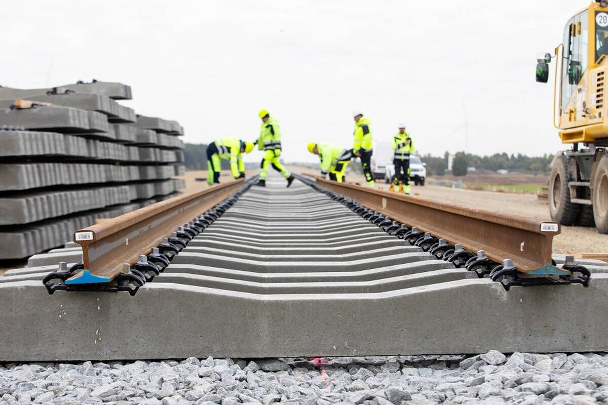 
<span>„Rail Baltica“ ruože Šveicarija–Žeimiai baigiami bėgių suvirinimo darbai</span>

