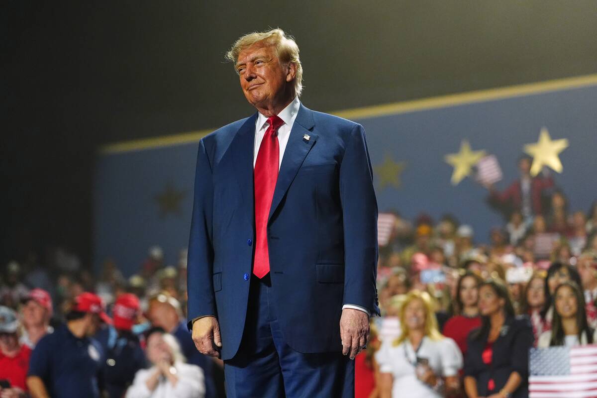 
<span>Trumpas žada apipilti amerikiečius pinigais: ką visa tai reiškia?</span>
