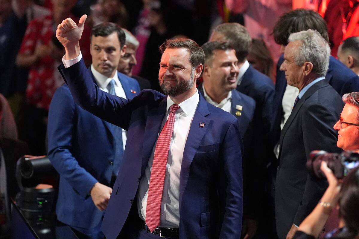 
<span>Baigiantis respublikonų suvažiavimui dėmesio centre – J. D. Vance'as</span>
