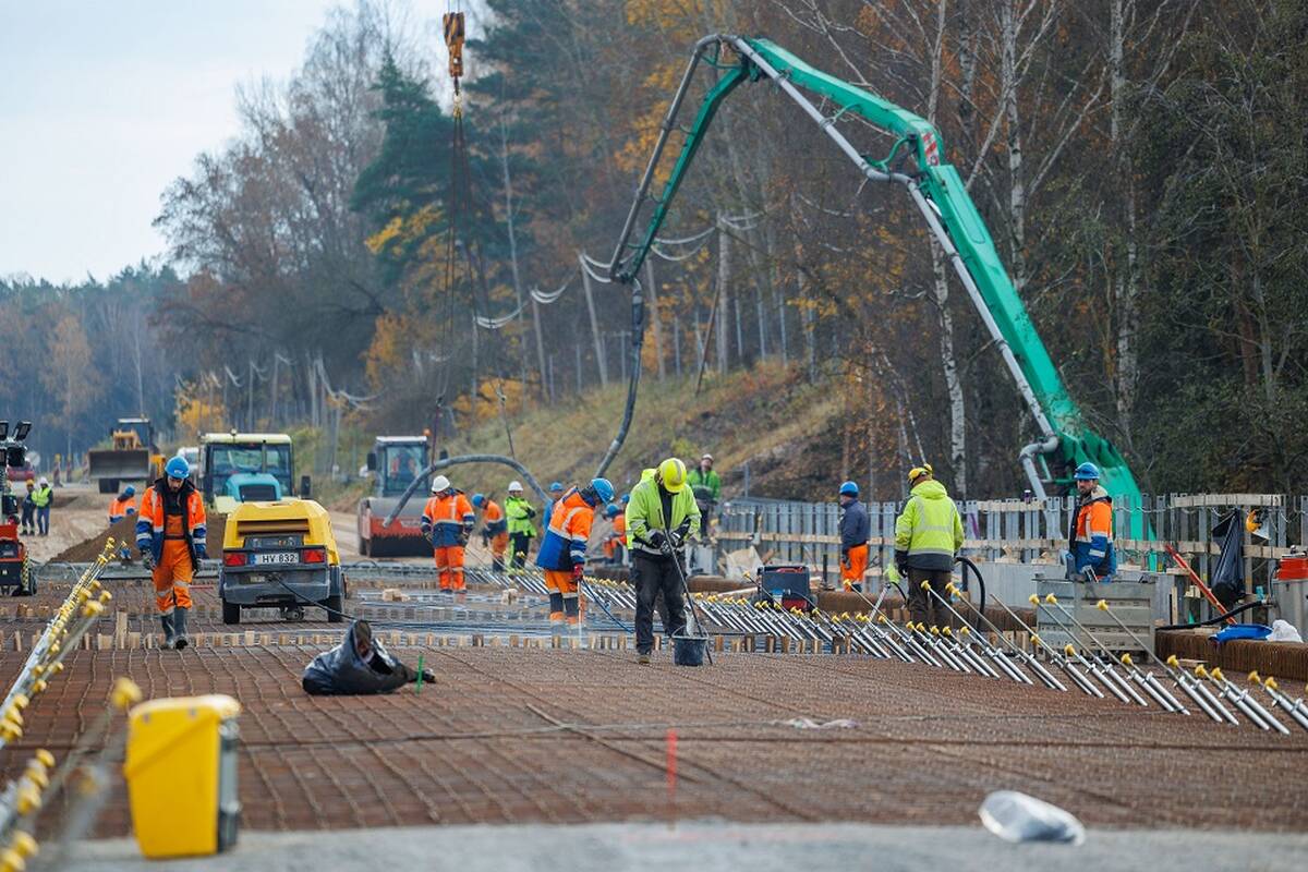 
<span>Įspėja vairuotojus: šiomis dienomis – eismo ribojimai vienoje intensyviausių šalies automagistralių</span>
