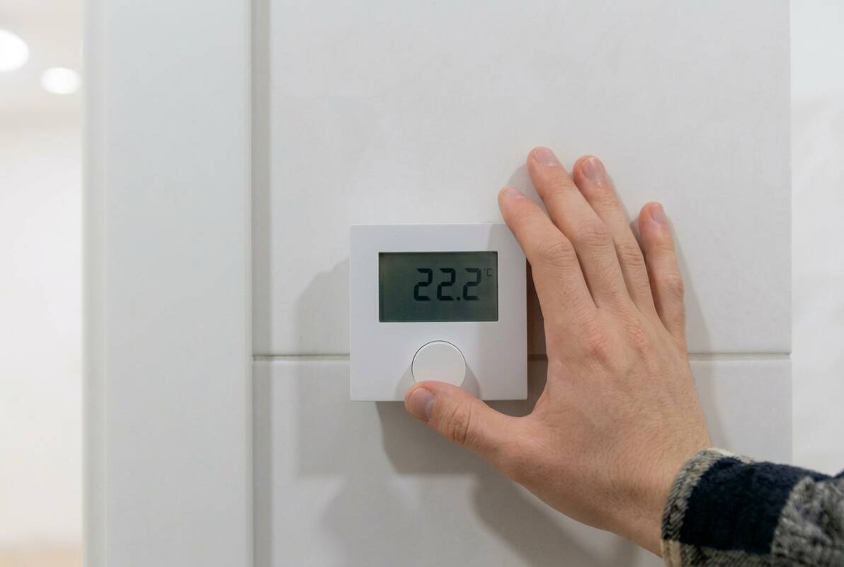 Įtaka: apšiltintas namas geriau išlaiko šilumą, todėl jos suvartojama mažiau. Atnaujintos pastato šildymo ir karšto vandens sistemos (šilumos punktas, vamzdynai) energiją naudoja taip pat efektyviau.