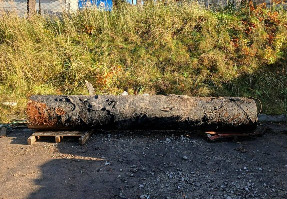
<span>Valant Nerį Vilniuje iš upės ištrauktas apie toną sveriantis metalinis vamzdis</span>
