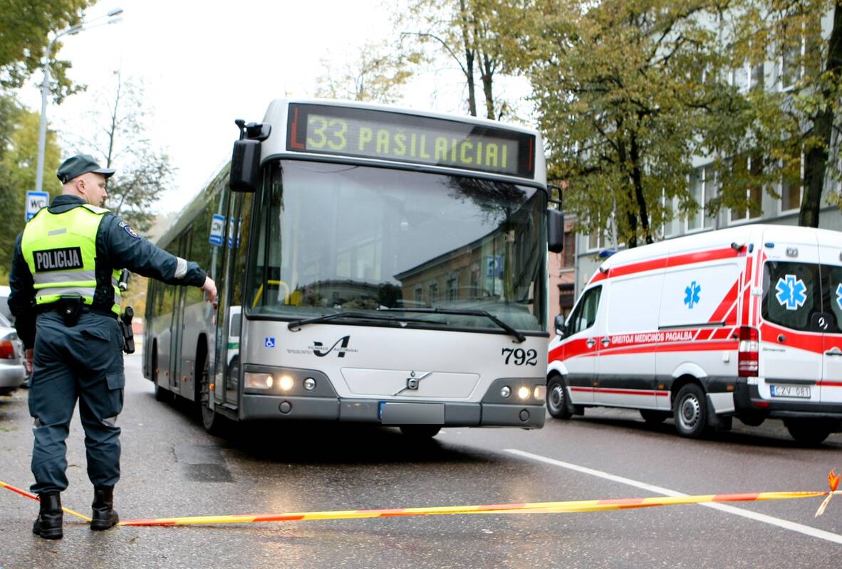 
<span>Tragedija sostinėje: autobuso durys sulaužė senjorei koją</span>
