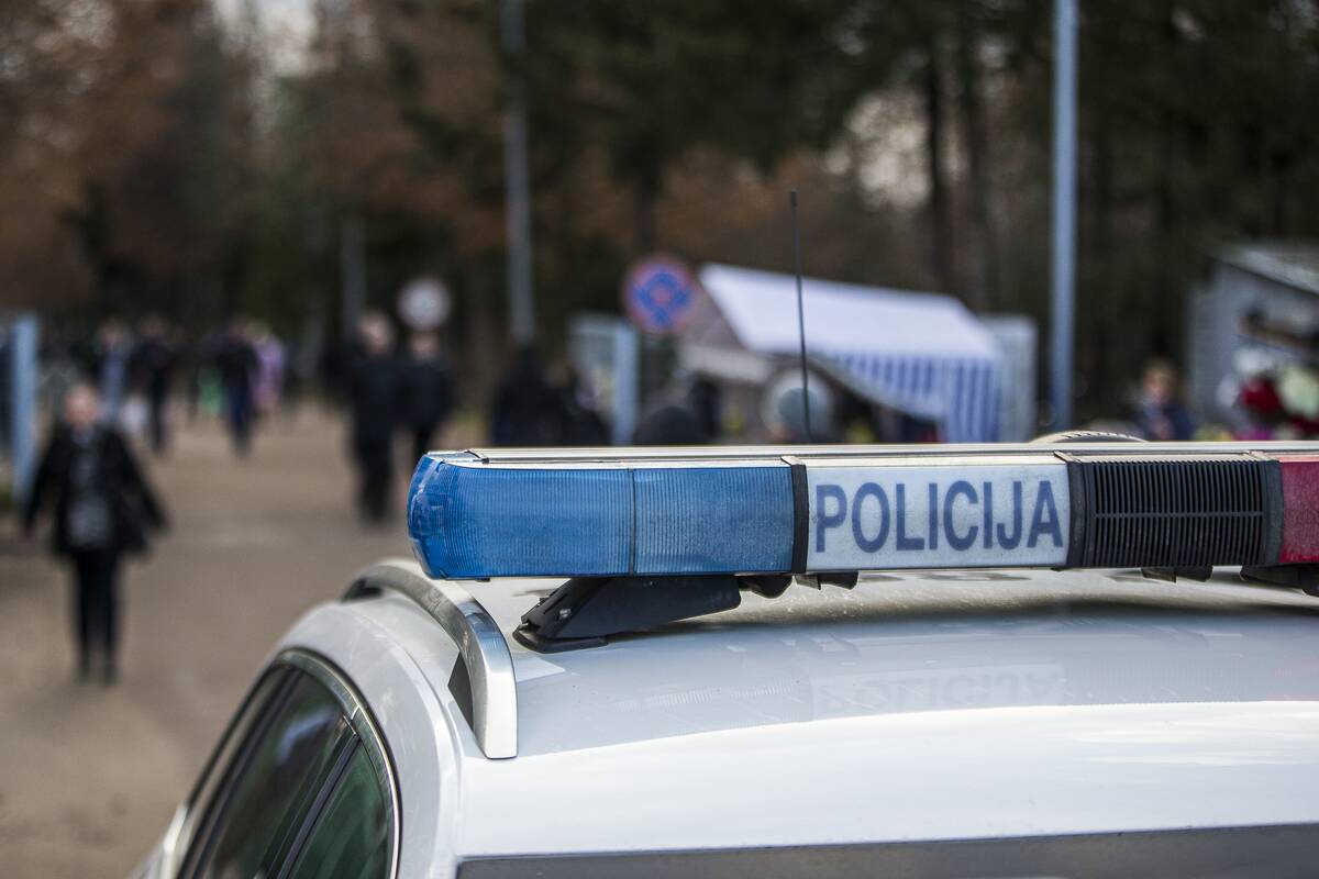 
<span>Vėlinių savaitgalį – daugiau dėmesio eismui prie kapinių: pareigūnai dirbs sustiprintu režimu</span>
