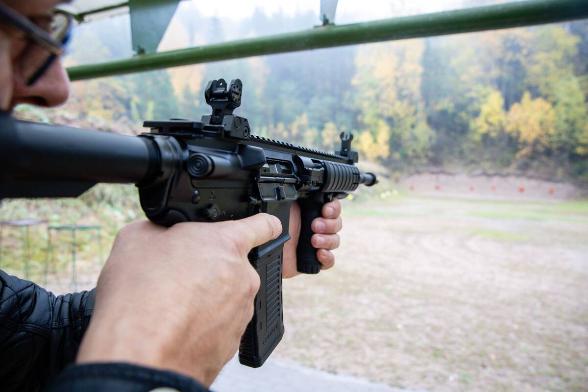 Giraitės ginkluotės gamykloje surinktų automatinių ginklų pristatymas