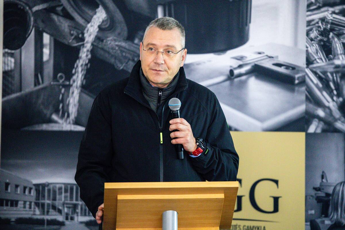 Giraitės ginkluotės gamykloje surinktų automatinių ginklų pristatymas