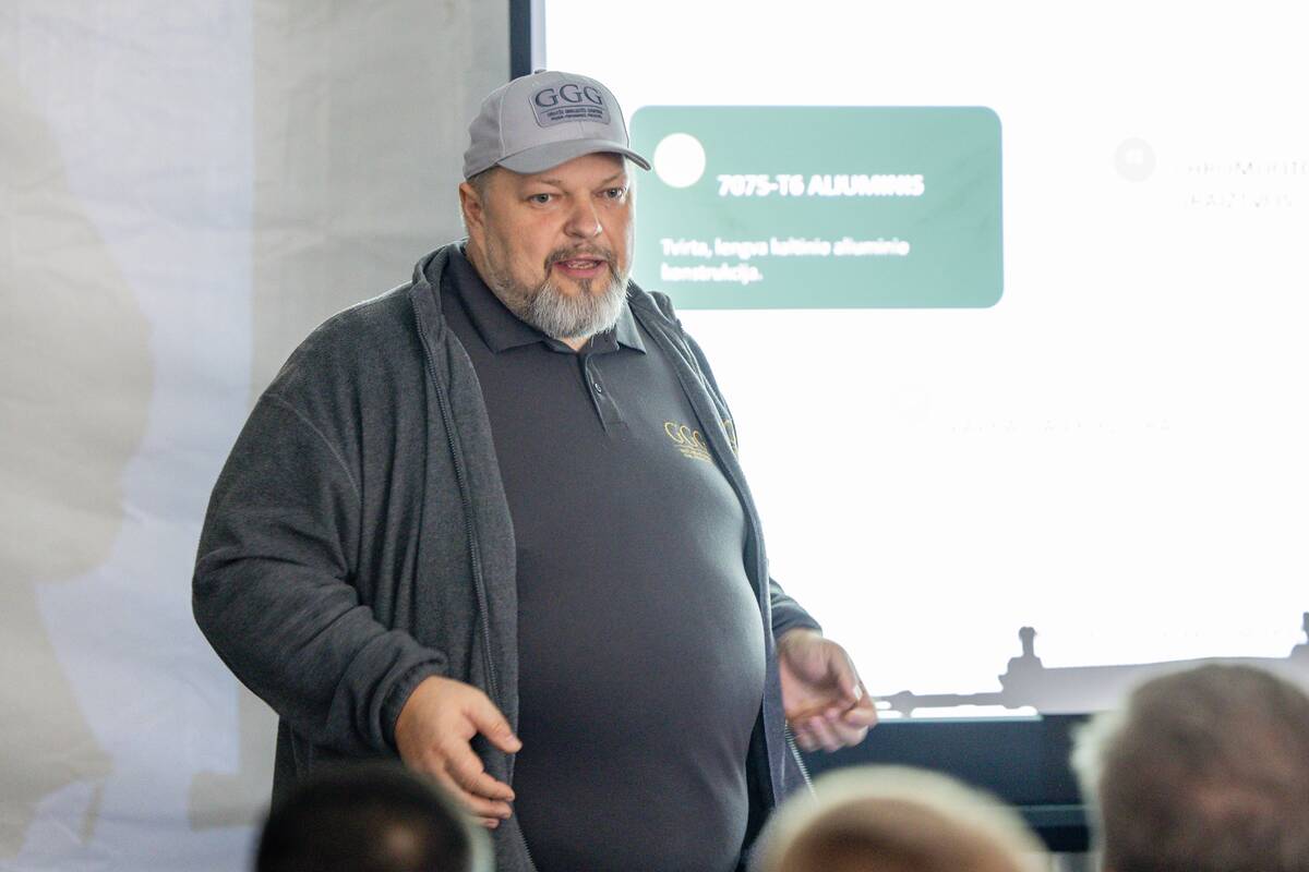 Giraitės ginkluotės gamykloje surinktų automatinių ginklų pristatymas