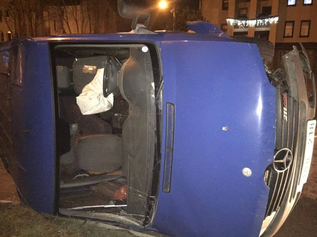 
<span>Susidūrimas Aleksote: į gydymo įstaigą išvežti trys žmonės, nuverstas gatvės apšvietimo stulpas</span>
