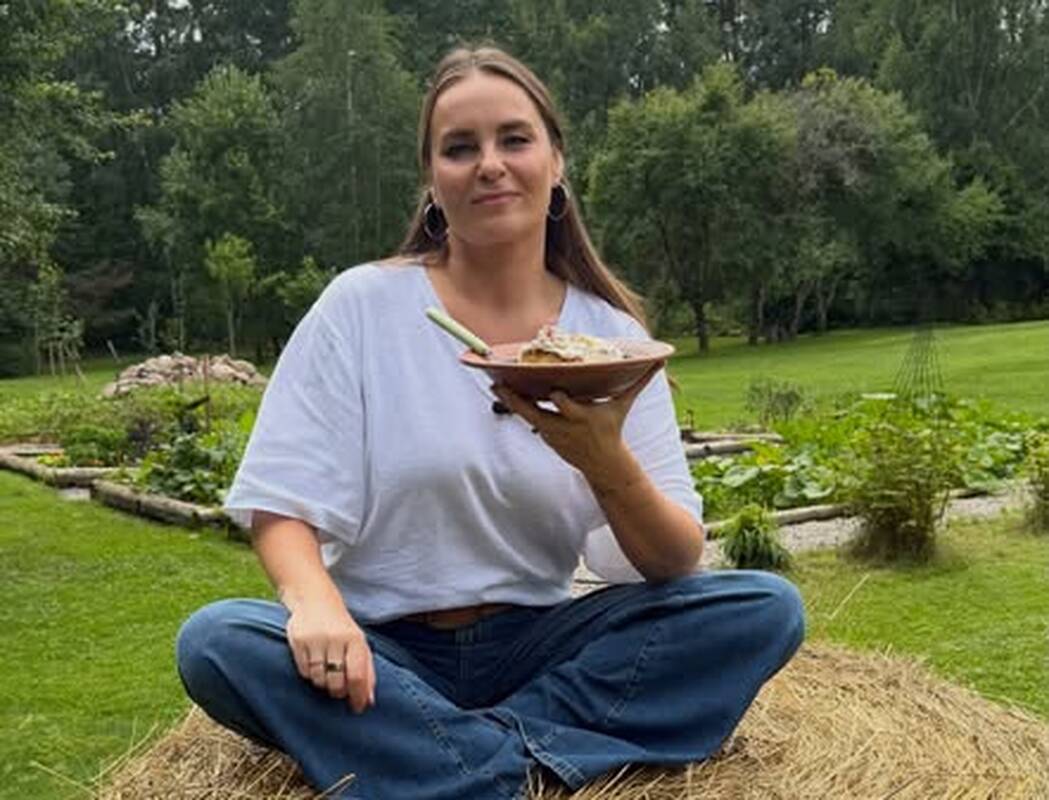 Pavyks: „Mmmm, skanumėlis!“ – mėgaujasi kugeliu K. Starkienė ir ragina visus išbandyti paprastą receptą.
