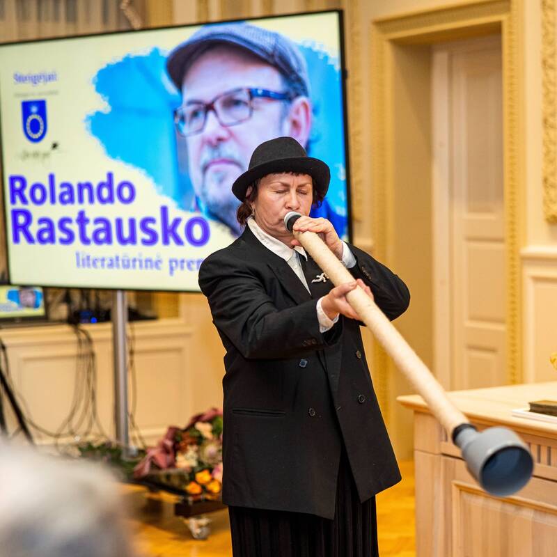 Akimirka: S. Simana svečių dėmesį patraukė muzikuodama neįprastu pučiamuoju instrumentu.