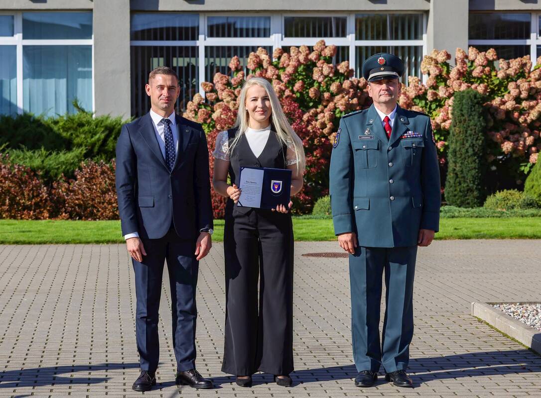Apdovanojimas: iš kairės: administracijos direktorius M. Rikteris mero padėką įteikė Veiklos valdymo skyriaus vyriausiajai specialistei E. Legerpušienei, ją sveikino ir LPM viršininkas A. Chraminas.