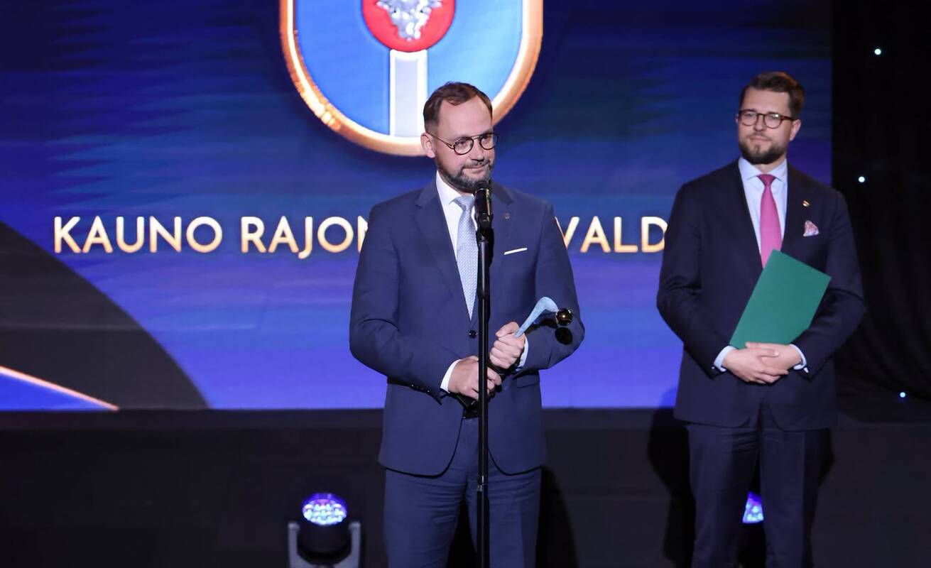 Apdovanojimas: „Auksinę krivūlę“ įteikė energetikos ministras Lukas Savickas (dešinėje), ją savivaldybės vardu atsiėmė vicemeras L. Dilys.
