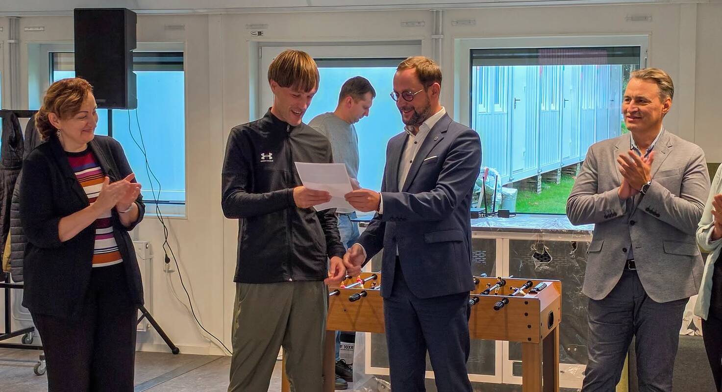Dėmesys: S. Šteinkortui SPA dovanų kuponą įteikė Kauno rajono savivaldybės vicemeras Laurynas Dilys, kolegos pasiekimu džiaugėsi Raudondvario gimnazijos direktorė Vaida Trofimišinienė ir pavaduotojas Algirdas Navickas.