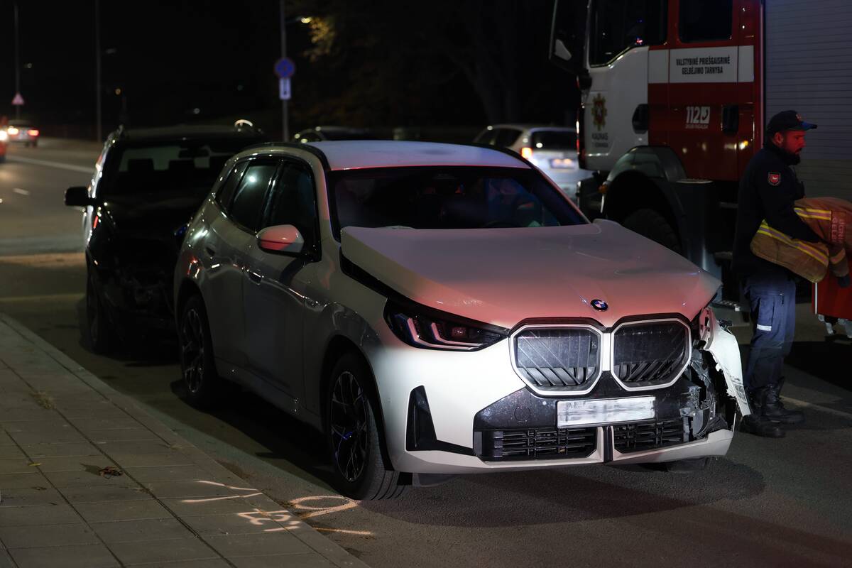 Veiverių gatvėje susidūrė du BMW automobiliai