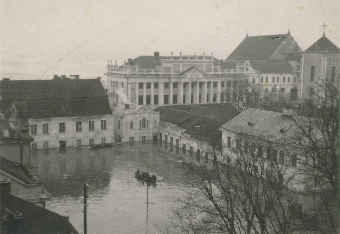 Skendėjo: dalis Kauno rotušės aikštės didžiojo Kauno potvynio metu. 1946 m.