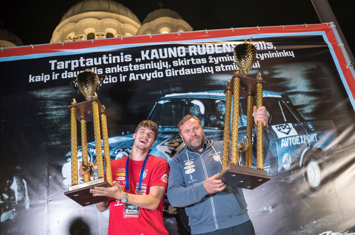 Pagrindinis trofėjus – D. Čiutelė (dešinėje) ir M. Varnagiris (kairėje)