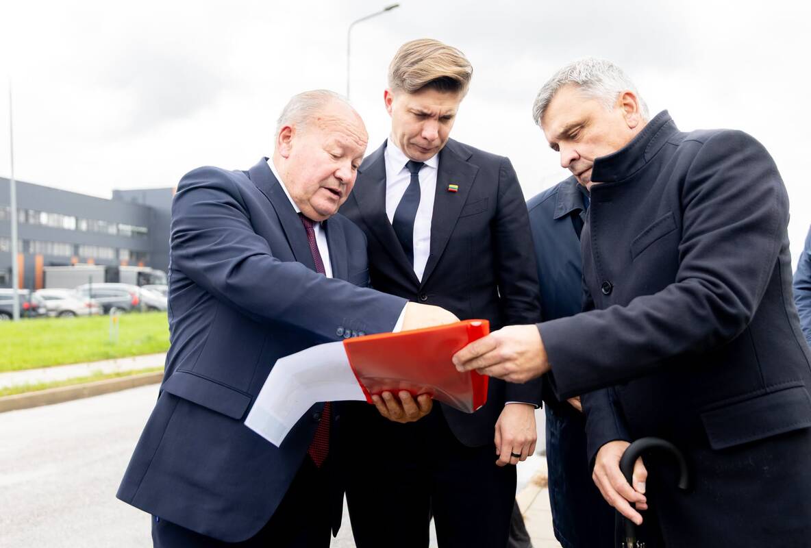 Temos: (iš kairės) V. Makūnas, M. Sinkevičius ir Kauno LEZ valdymo įmonės vadovas Vytautas Petružis diskutavo apie LEZ plėtrą.