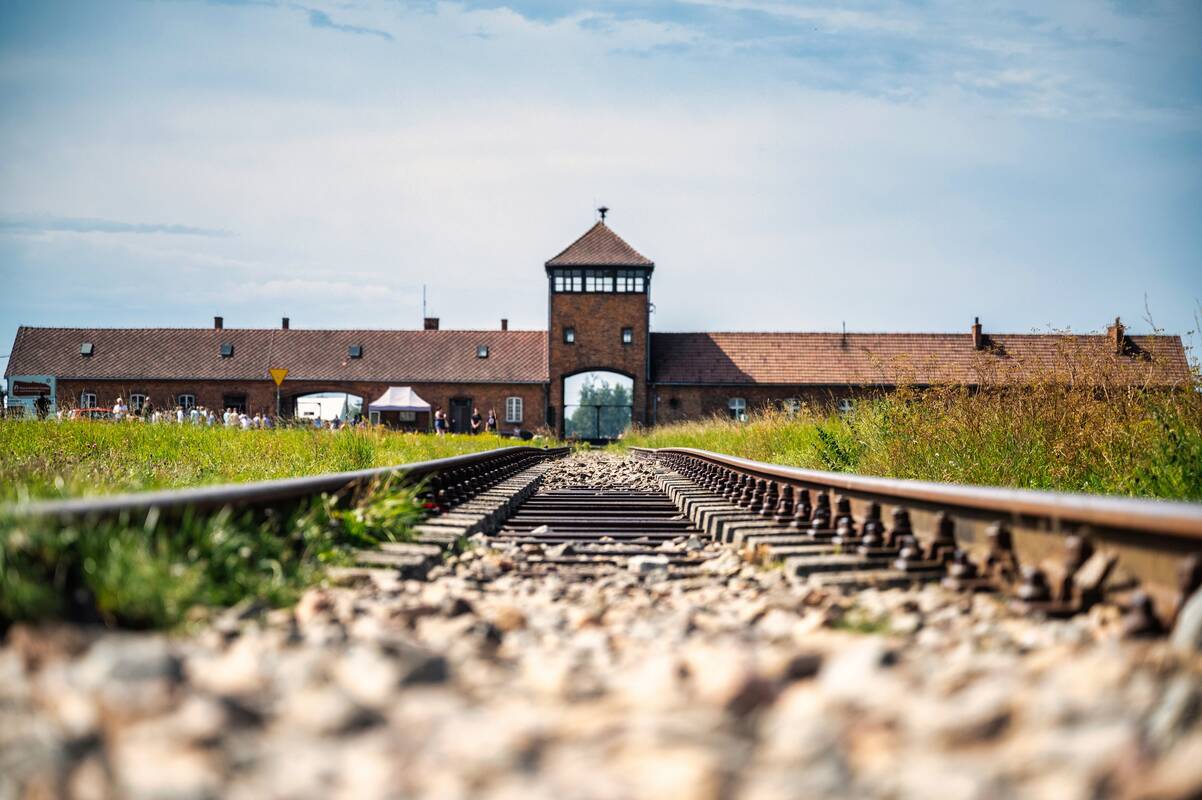 
<span>Lietuvos pilietis nubaustas už nacistinį pasveikinimą Aušvico memoriale</span>
