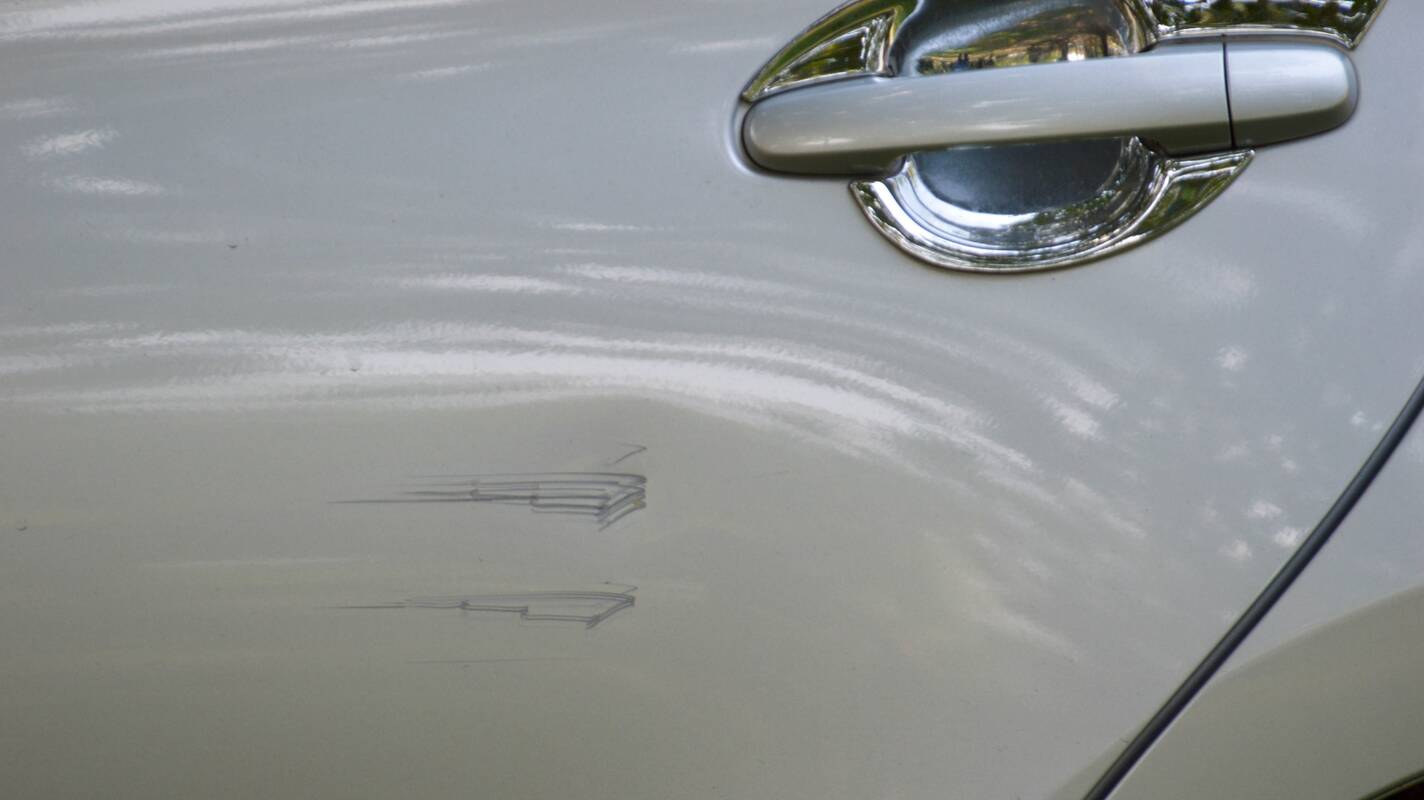 
<span>Prekybos centro stovėjimo aikštelėje siautė chuliganai: apgadinti net šeši automobiliai</span>
