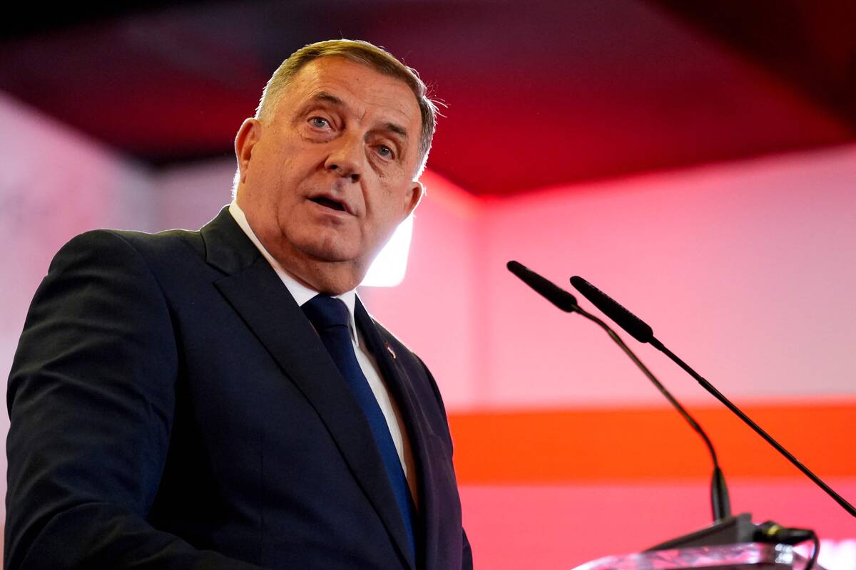 
<span>Bosnijos serbų lyderis skelbia pergalę rinkimuose, dėkoja Trumpui ir Putinui</span>
