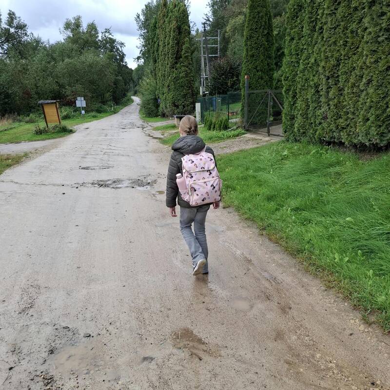 Nejauku: vaikams į stotelę tenka eiti duobėta, prastai apšviesta gatve. 
